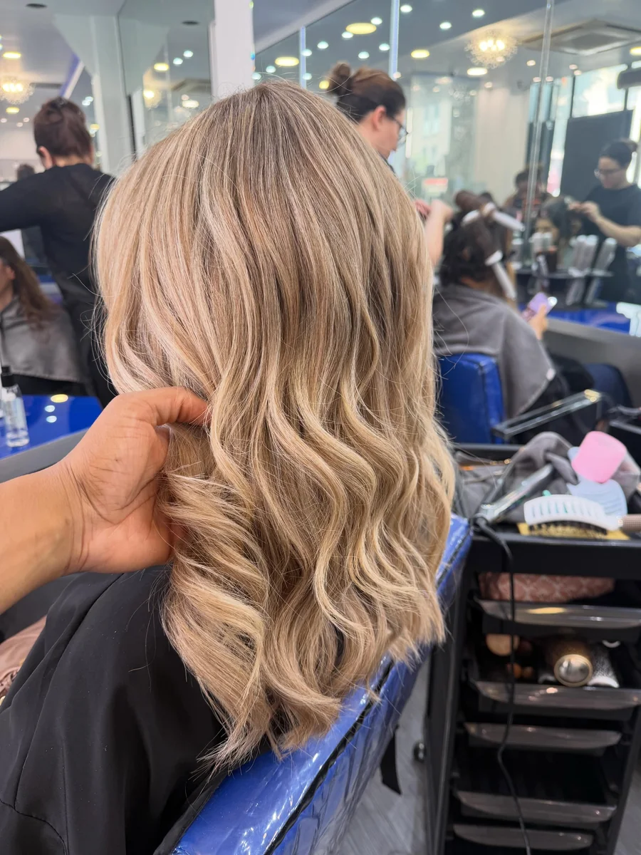Ondulations souples sur une chevelure blonde
