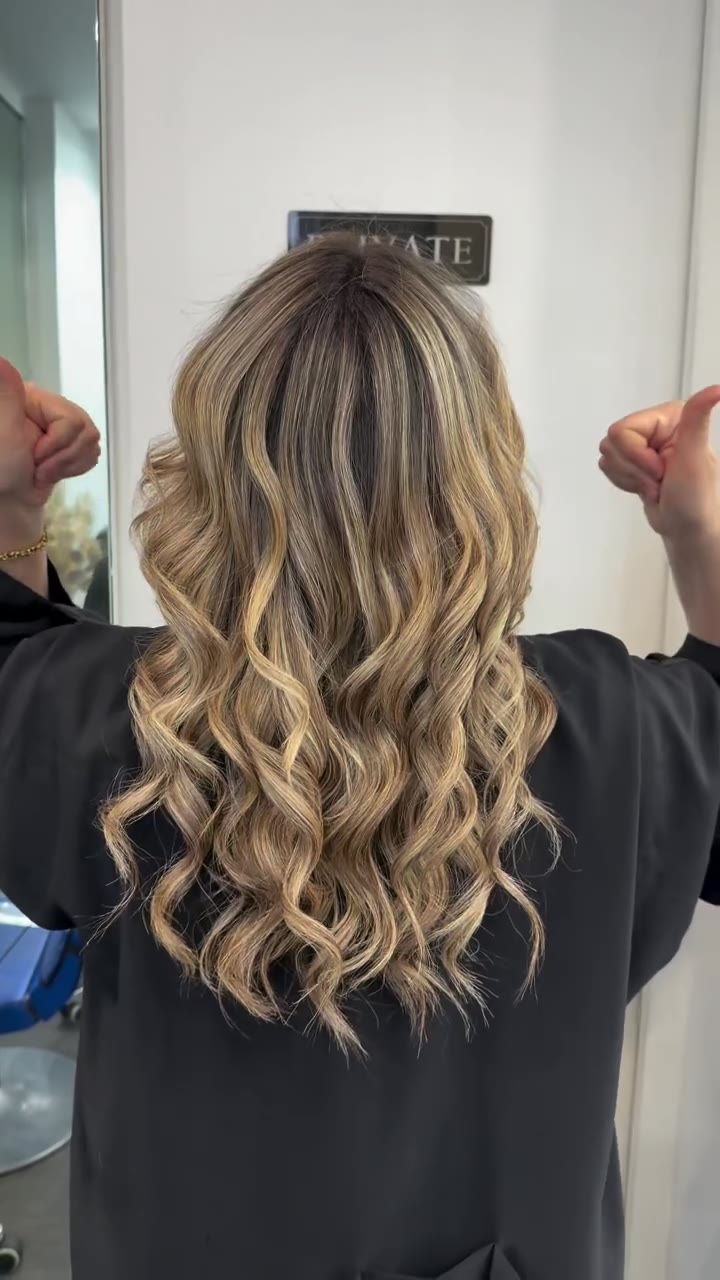 Après la transformation : balayage blond et ondulations