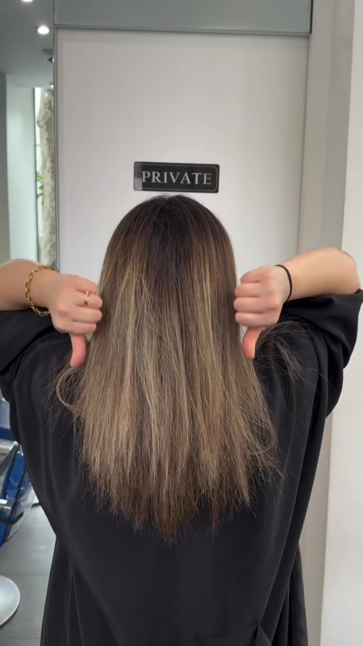 Avant la transformation blonde, racines plus foncées et longueurs non coiffées