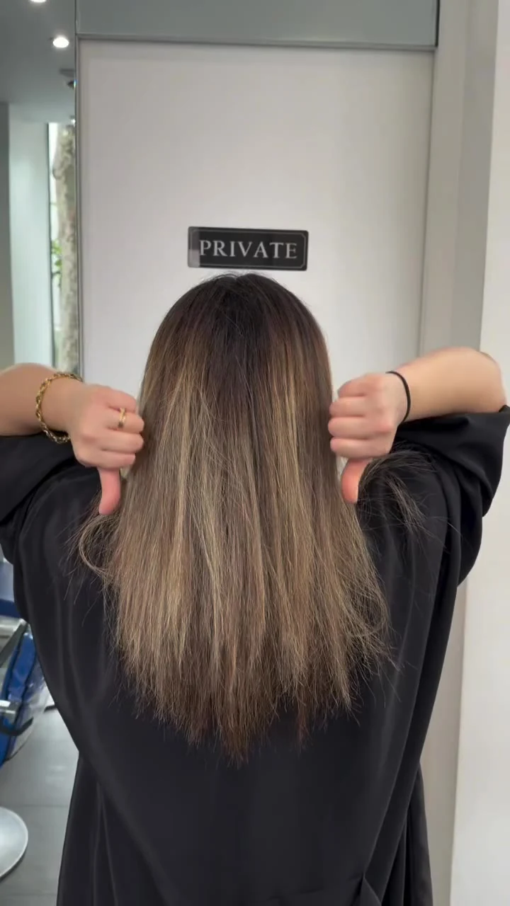 Avant la transformation blonde, racines plus foncées et longueurs non coiffées