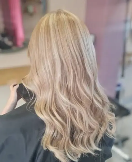 Balayage blond beige réalisé au salon