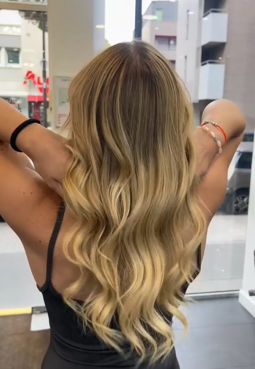 Brushing blond ondulé réalisé au salon
